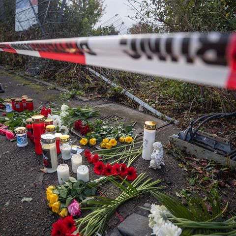Notfallseelsorge: Blumen und Kerzen liegen unter der Polizeiabsperrung in Esslingen