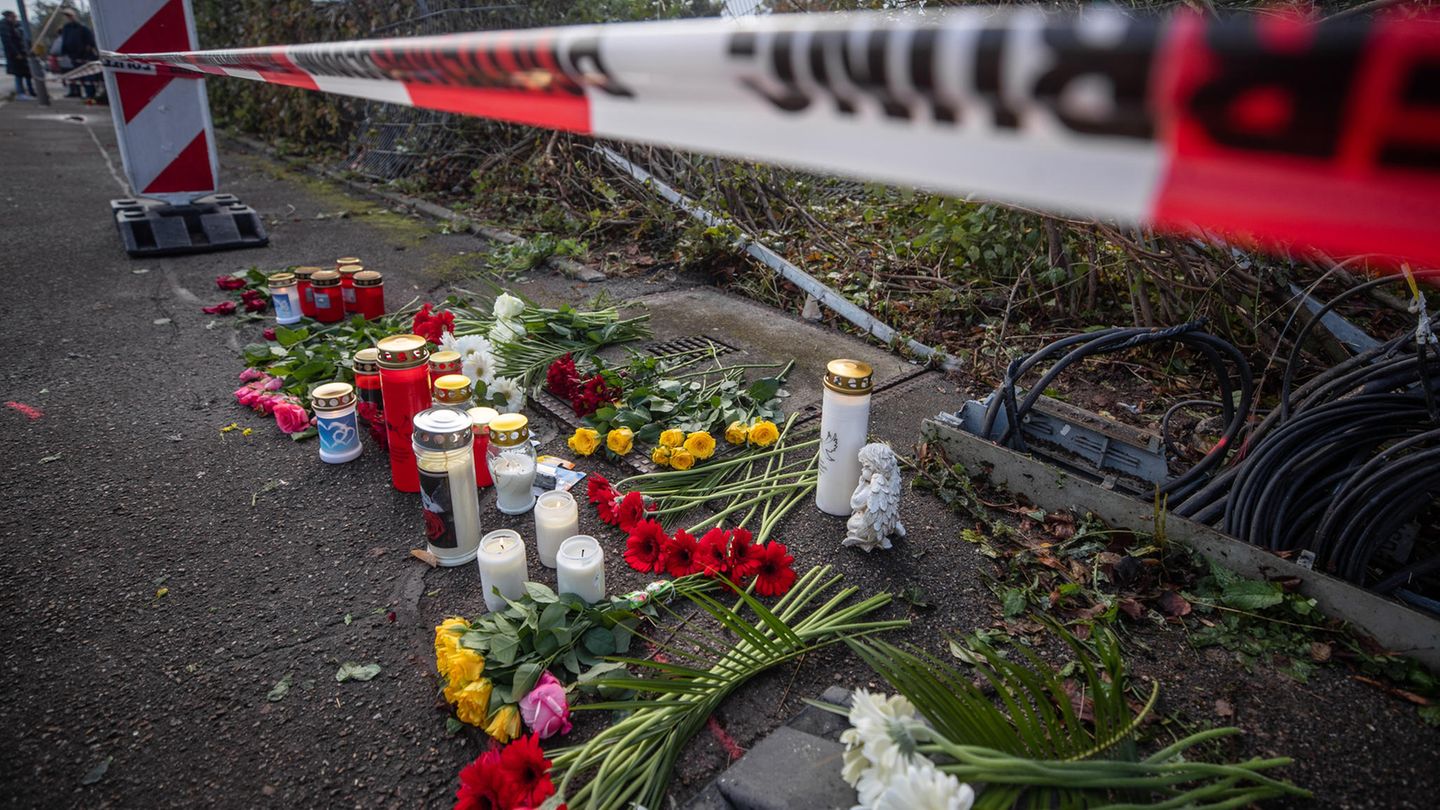 Notfallseelsorge: Blumen und Kerzen liegen unter der Polizeiabsperrung in Esslingen