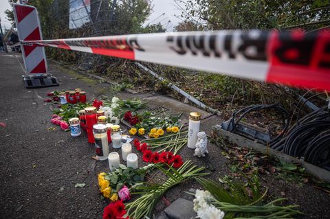 Notfallseelsorge: Blumen und Kerzen liegen unter der Polizeiabsperrung in Esslingen