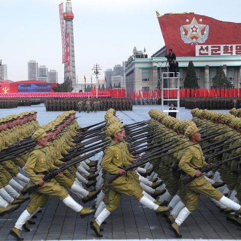 Nordkoreanische Soldaten bei einer Militärparade – nun sollen sich den USA zufolge 3000 von ihnen in Russland befinden