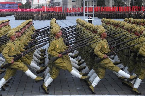Nordkoreanische Soldaten bei einer Militärparade – nun sollen sich den USA zufolge 3000 von ihnen in Russland befinden