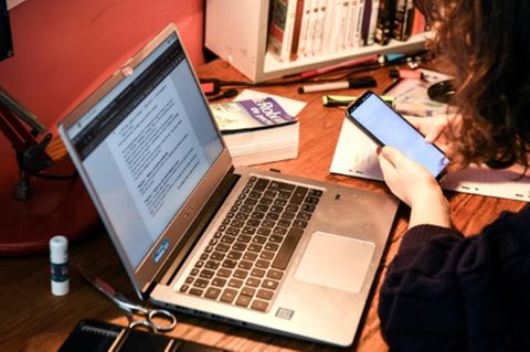 Studentin vor Laptop