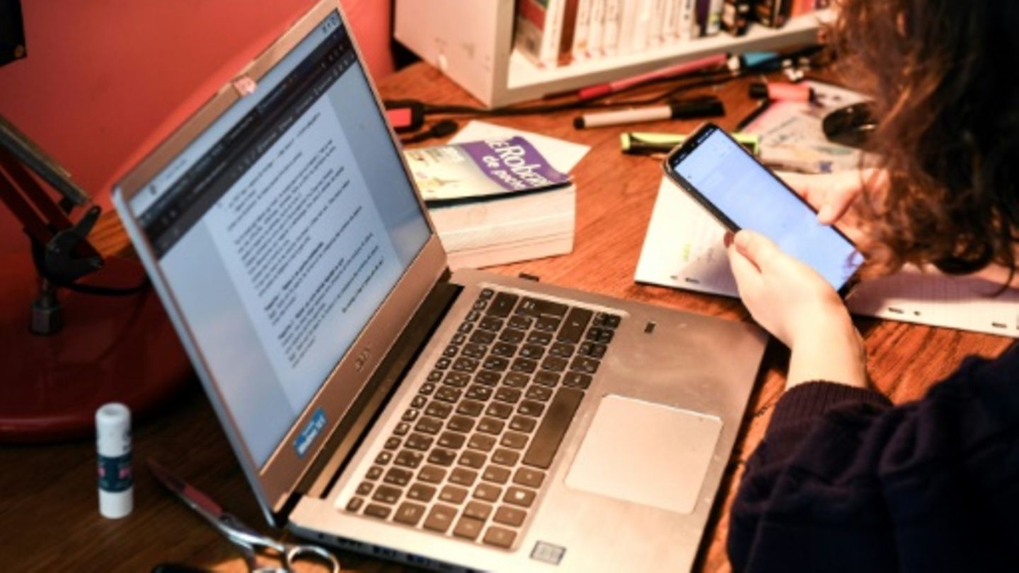 Studentin vor Laptop