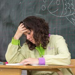 Erschöpfte Lehrerin (Symbolbild Beamtenstatus)
