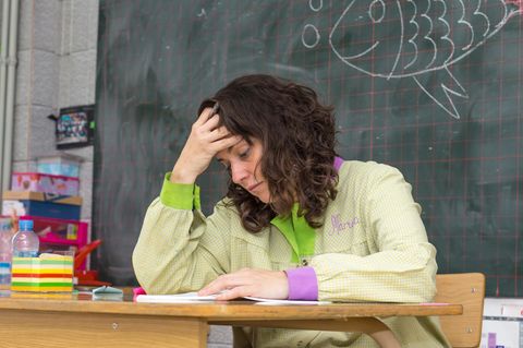 Erschöpfte Lehrerin (Symbolbild Beamtenstatus)
