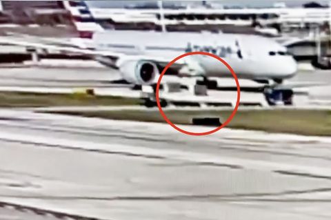 Flughafen Unfall: Turbine zerfetzt Gepäckcontainer