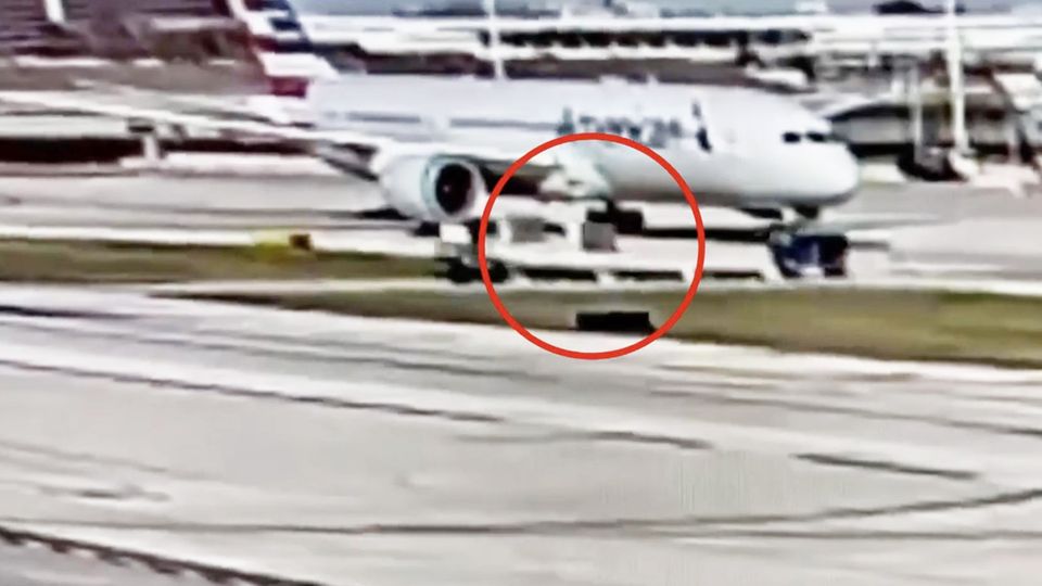 Flughafen Unfall: Turbine zerfetzt Gepäckcontainer