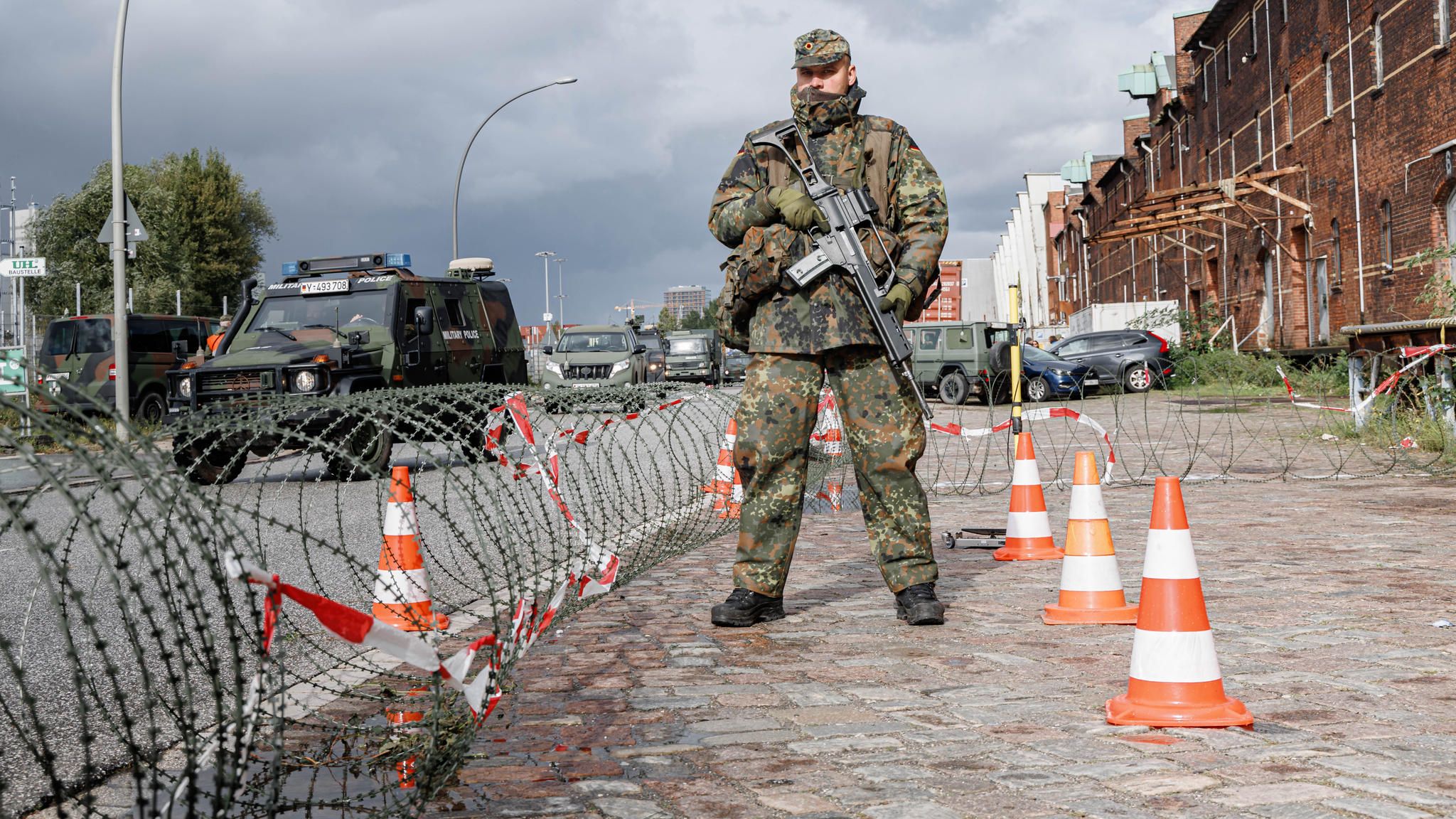 Reservisten der Bundeswehr üben im Hafen Sicherungsmaßnahmen im Verteidigungsfall wie Fahrzeug- und Personenkontrollen