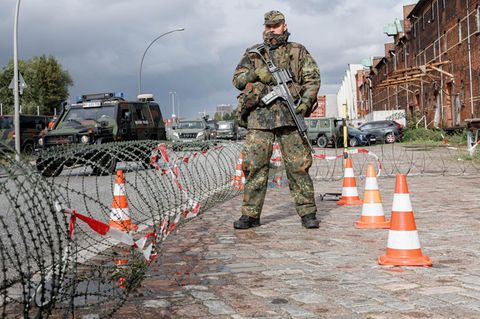 Reservisten der Bundeswehr üben im Hafen Sicherungsmaßnahmen im Verteidigungsfall wie Fahrzeug- und Personenkontrollen