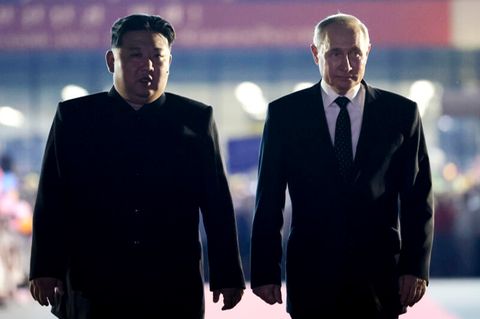 Ziemlich beste Freunde? Schickt Nordkoreas Machthaber Kim Jong-un (l.) bald Soldaten in die Ukraine, um an russischer Seite zu kämpfen?