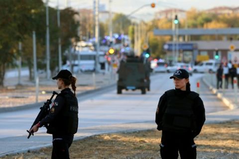 Polizistinnen sichern eine Straße nahe des Tatorts ab