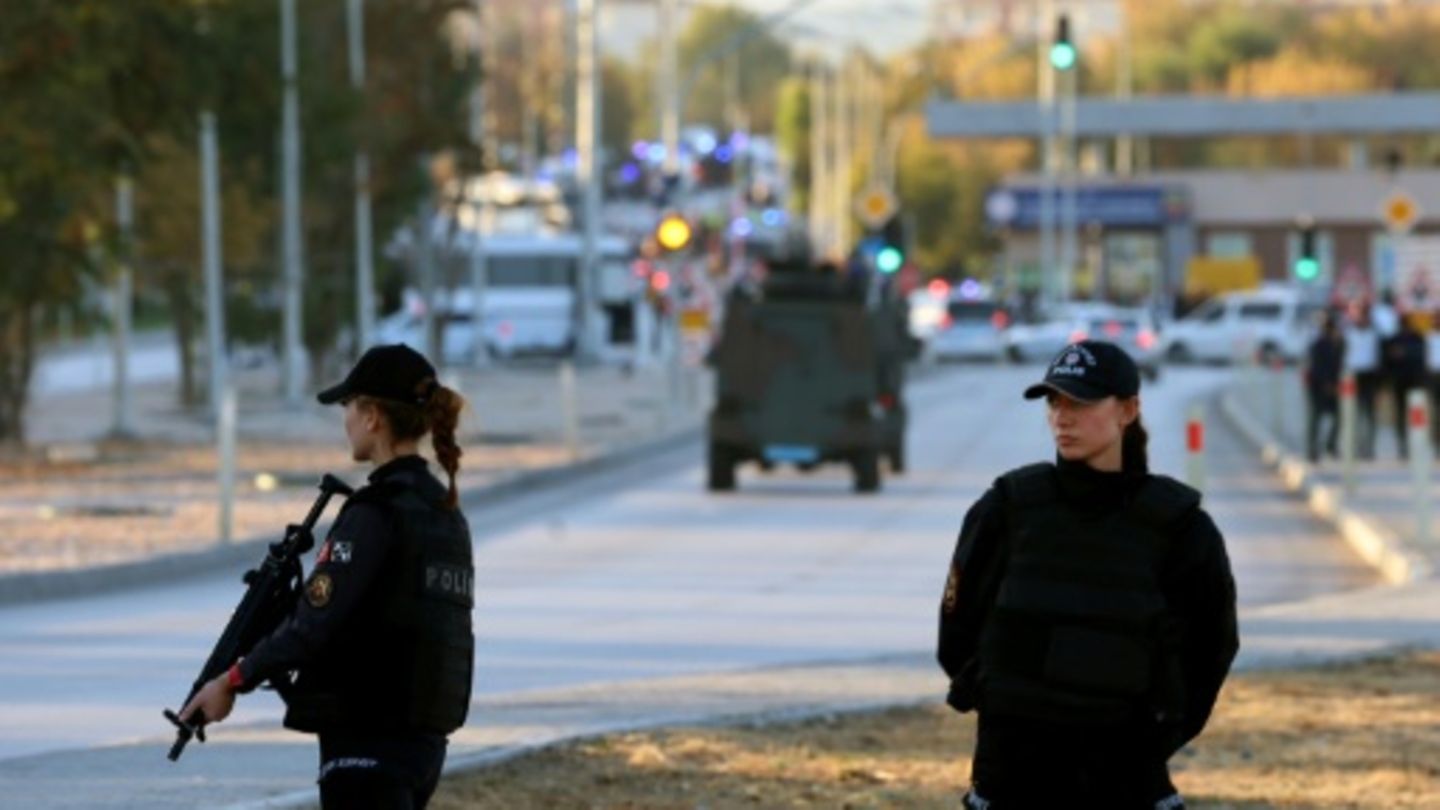 Polizistinnen sichern eine Straße nahe des Tatorts ab