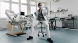 Frau Doktor Lana ist Ärztin in der Fetischklinik