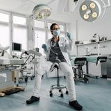 Frau Doktor Lana ist Ärztin in der Fetischklinik