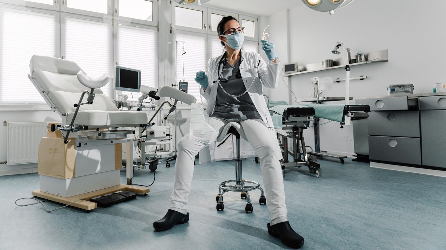 Frau Doktor Lana ist Ärztin in der Fetischklinik Frau Doktor Lana ist Ärztin in der Fetischklinik