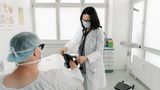 Frau Doktor Lana misst die Vitalfunktionen bei ihrem Patienten. Er ist heute zum ersten Mal da und ziemlich nervös