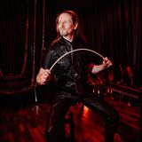 Master Samael war mehr als zwanzig Jahre als Unternehmensgründer und Manager in Technologieunternehmen tätig. BDSM ist schon lange seine Leidenschaft und so entschied er sich vor einigen Jahren dafür, das Handwerk des Dominus zu lernen. Er beherrscht Shibari, eine japanische Fesselkunst, er spielt gern und leidenschaftlich Militärspiele. Seine Kunden sind oft ehemalige Soldaten