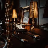 Der goldene Raum: Die Slingliege hängt an langen goldenen Ketten von der Decke und ist auf jede Körperhöhe einstellbar