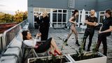 Auf der großen Terrasse macht die Crew eine Pause. Das Studio in der Nähe vom Südkreuz ist insgesamt 800 Quadratmeter groß und hat 16 Themenräume 