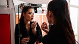 Mistress Cohbra schminkt sich in der Garderobe