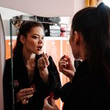 Mistress Cohbra schminkt sich in der Garderobe