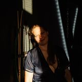 Raphaela Morning lehnt an einer Wand