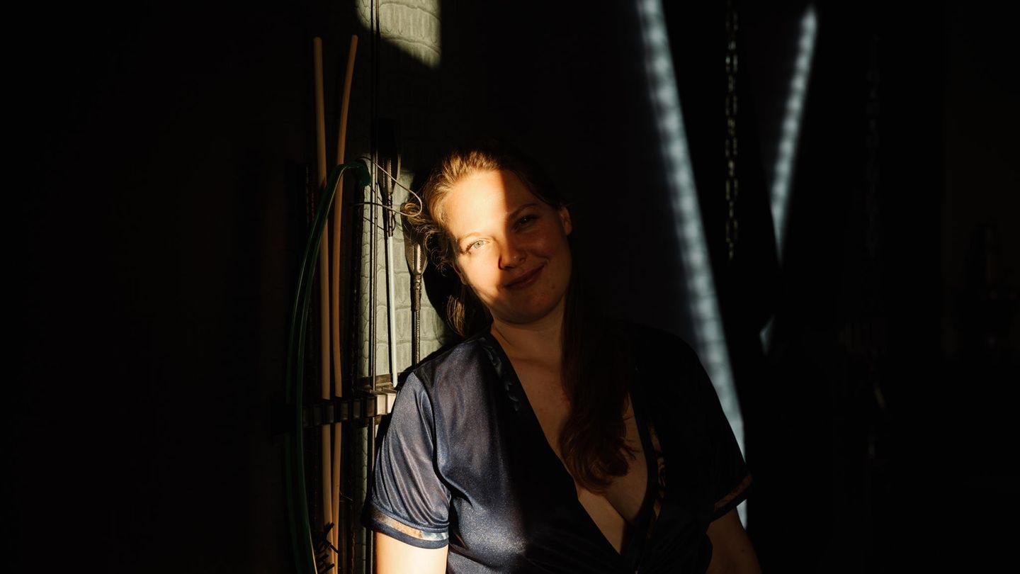 Raphaela Morning lehnt an einer Wand