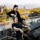 Entspannter Moment mit Blick über die Stadt: Mistress Cohbra und Raphaela Morning bei einer Pause auf der Terrasse