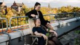 Entspannter Moment mit Blick über die Stadt: Mistress Cohbra und Raphaela Morning bei einer Pause auf der Terrasse