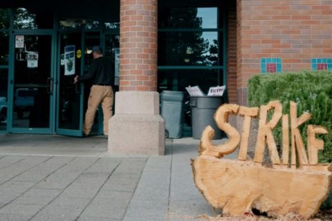 Gewerkschaftsmitglied auf dem Weg zur Stimmabgabe