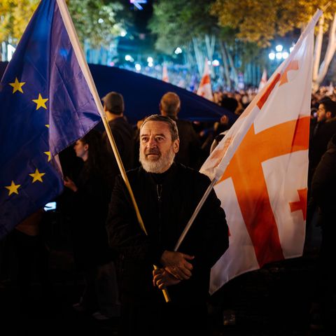 Mann mit EU und Georgien Flagge in Tiflis