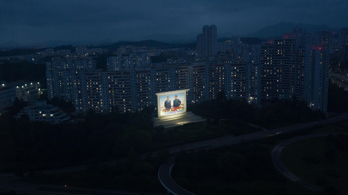 Erleuchtete Reklame in der Nacht
