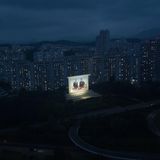 Erleuchtete Reklame in der Nacht