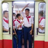 Jugendliche in einem U-Bahnwaggon