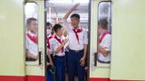 Jugendliche in einem U-Bahnwaggon