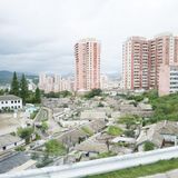 Hochhäuser an einem Fluss