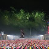 Tausende tanzen auf dem Kim Il-Sung-Platz in Pjöngjang synchron: So feiern die Nordkoreaner den "Tag des Sieges", auch wenn der Koreakrieg mit einem Waffenstillstand endete, gar nicht mit einem Sieg. Die russischen Touristen wunderten sich, denn auf der Tribüne waren sie beinahe die einzigen Zuschauer