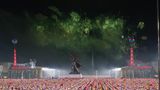 Tausende tanzen auf dem Kim Il-Sung-Platz in Pjöngjang synchron: So feiern die Nordkoreaner den "Tag des Sieges", auch wenn der Koreakrieg mit einem Waffenstillstand endete, gar nicht mit einem Sieg. Die russischen Touristen wunderten sich, denn auf der Tribüne waren sie beinahe die einzigen Zuschauer