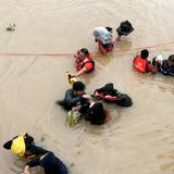 Der Tropensturm "Trami" hat auf den Philippinen heftige Verwüstungen angerichtet und mindestens 22 Menschen in den Tod gerissen. Die meisten Opfer seien ertrunken, von Erdrutschen begraben oder von umstürzenden Bäumen getroffen worden, sagte der örtliche Polizeisprecher Andre Dizon. Mehr als 54.000 Einwohner des Inselstaates mussten aus ihren Häusern fliehen und sich in Sicherheit bringen – wie hier im Dorf Nabua in der Provinz Camarines Sur