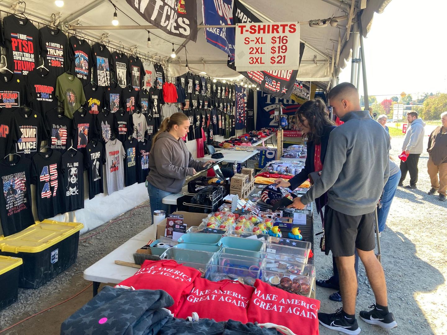 Größer Trump-Stand von Pennsylvania Ein Verkaufsstand mit Trump-Fanartikeln