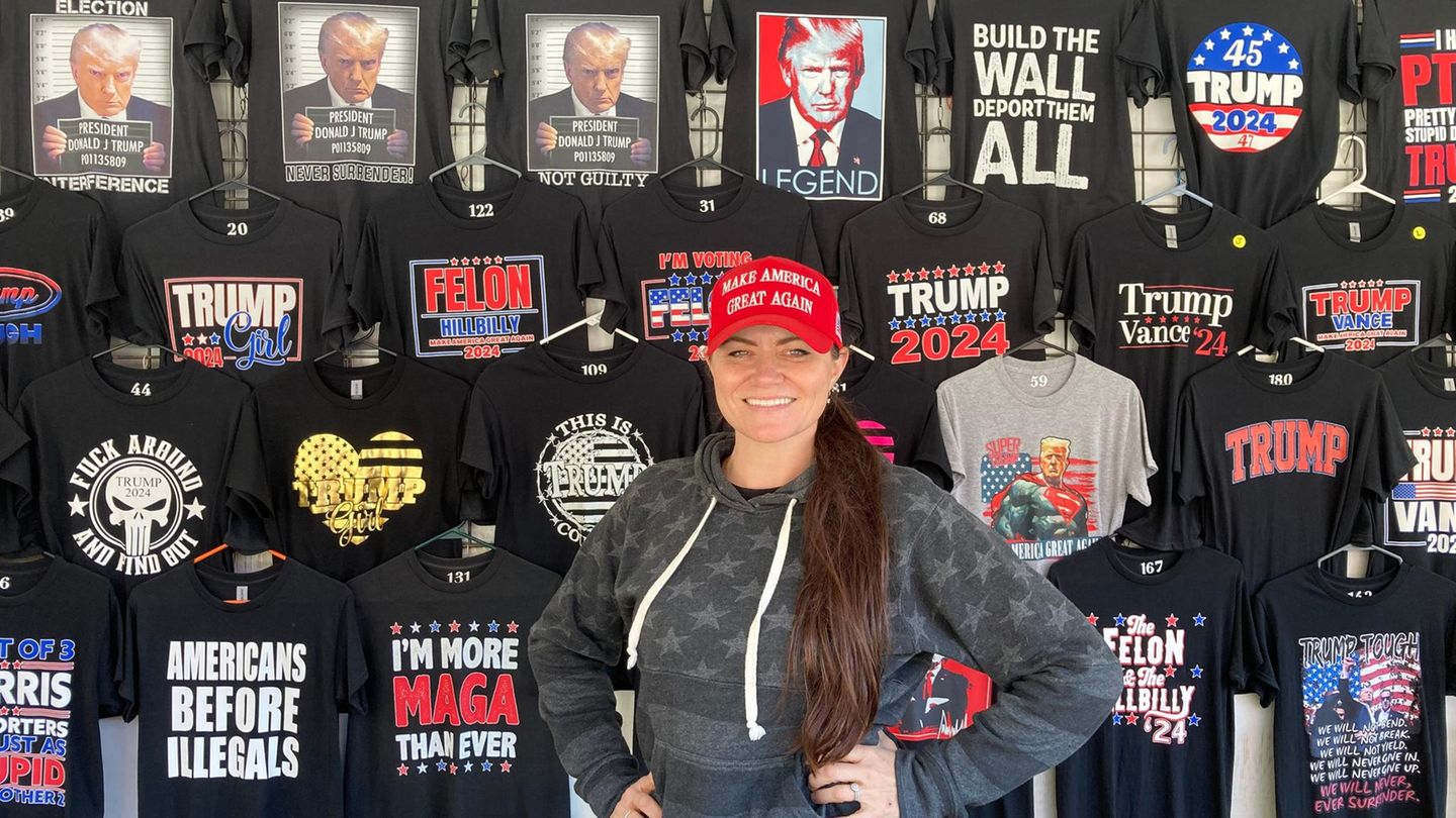 Die Königin der Trump-Produkte eine Frau am Trump-Fanartikelstand