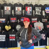 eine Frau am Trump-Fanartikelstand
