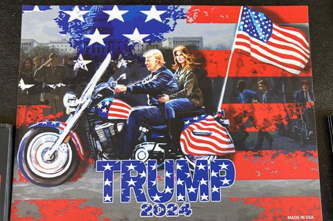 Gemaltes Bild von Trump und Melania auf einem Motorrad