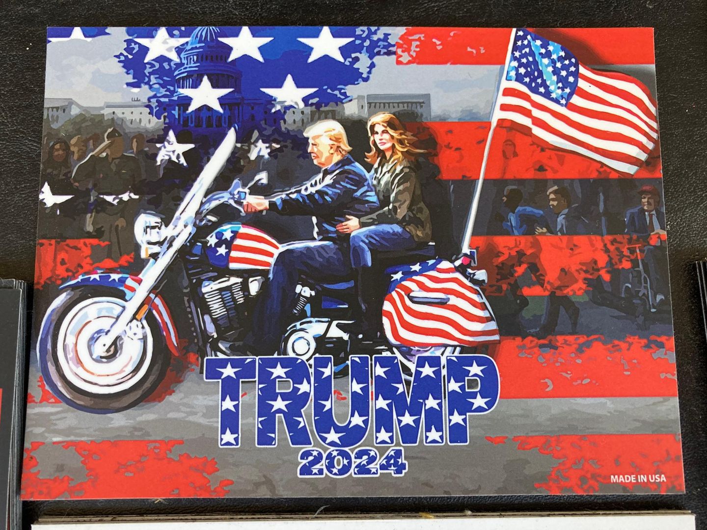 Gemaltes Bild von Trump und Melania auf einem Motorrad