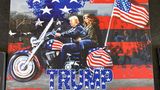 Gemaltes Bild von Trump und Melania auf einem Motorrad
