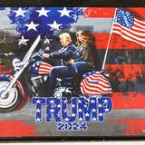 Gemaltes Bild von Trump und Melania auf einem Motorrad