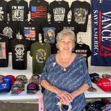 eine Frau am Verkaufsstand für Trump-Fanartikel