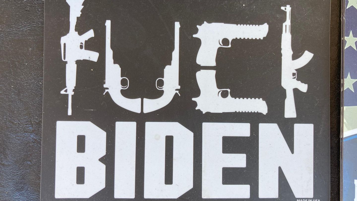 Ein Schild mit Aufschrift "Fuck Biden"
