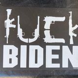 Ein Schild mit Aufschrift "Fuck Biden"