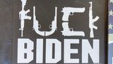 Ein Schild mit Aufschrift "Fuck Biden"